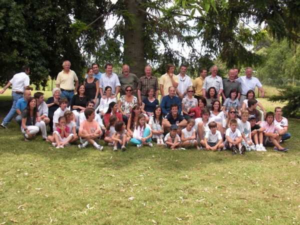 Foto familiar de hijos, nietos y bisnietos de Sara Blanco Hughes y Ricardo Ferrés Terra, en diciembre de 2009, al año siguiente de fallecer Sara.